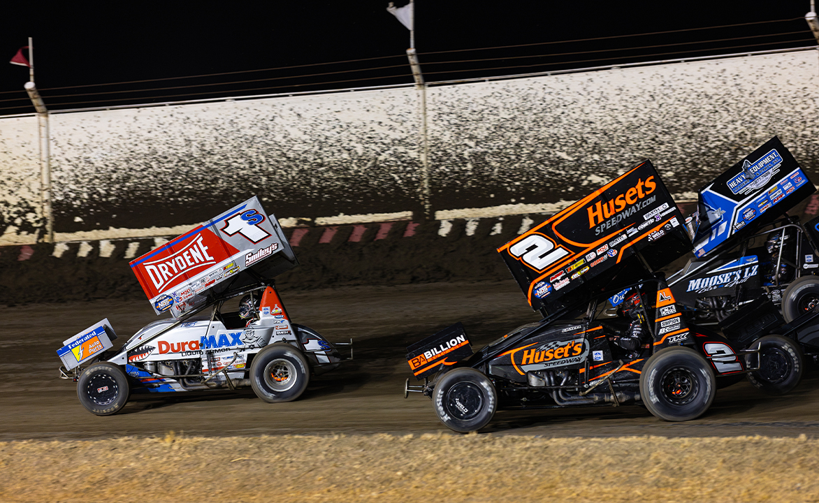 David Gravel chases Logan Schuchart at Thunderbowl Raceway